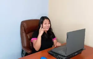 maestra-enseñando-señas-online